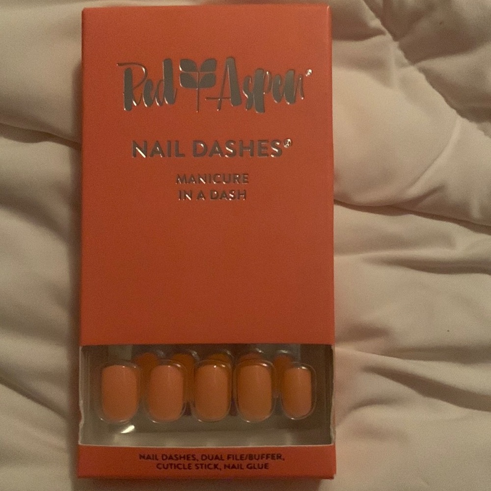 Red Aspen manicures in a dash